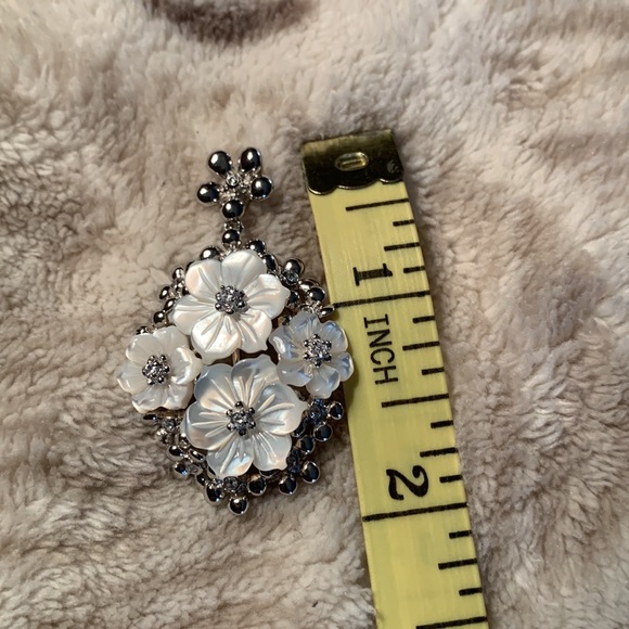 Sterling silver, cz and mother of pearl flower pendant - Picture 5 of 6
